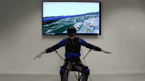 这种外骨骼设备可以让你变成鸟，用身体控制无人机飞行