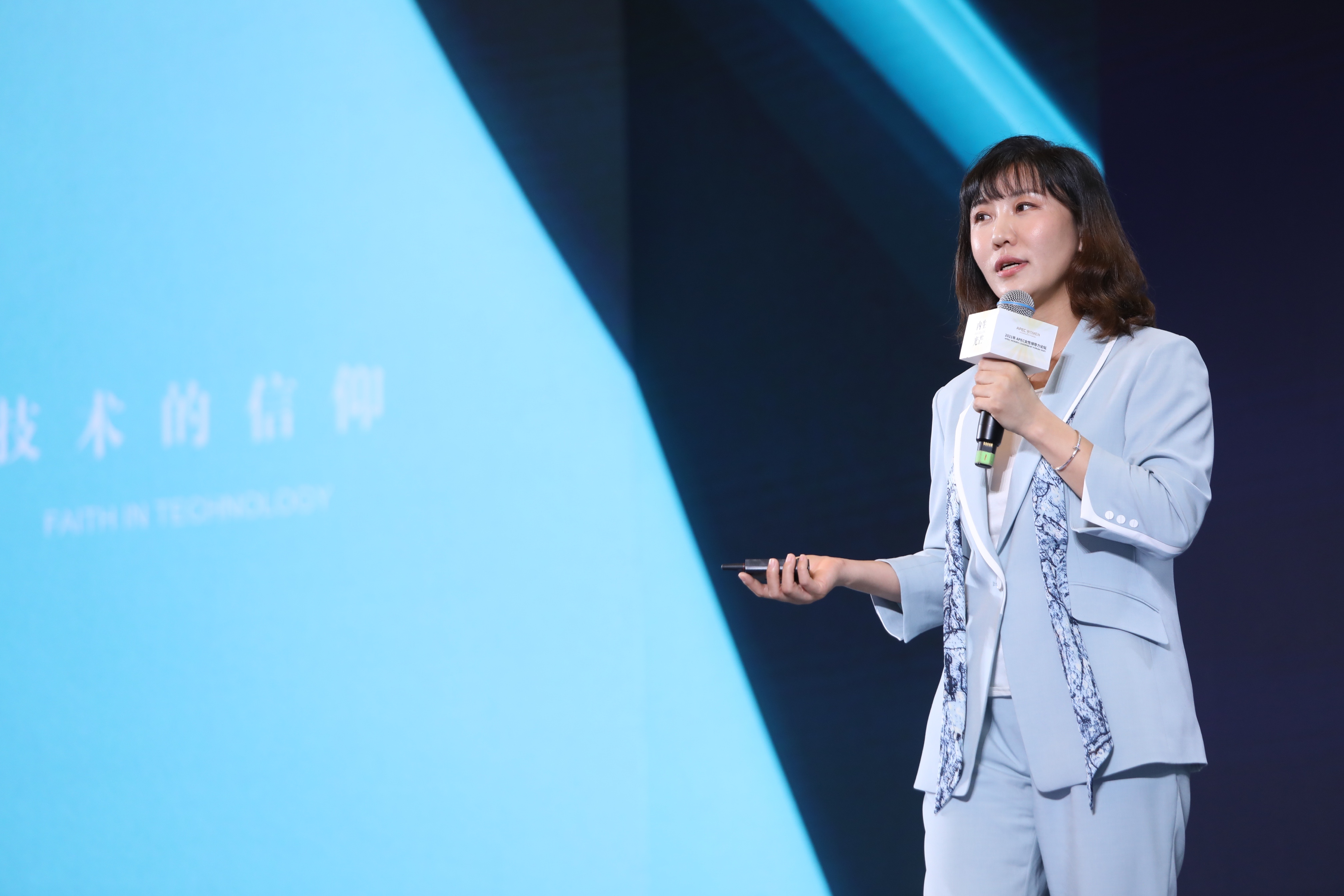 百度李莹出席2021apec女性领导力论坛技术信仰正在被女性重新定义