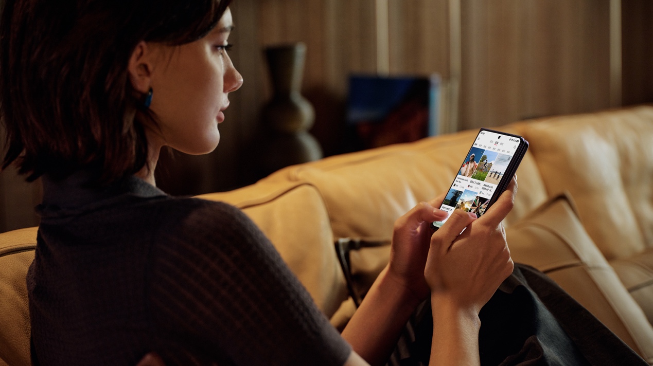 人手上拿着手机

描述已自动生成