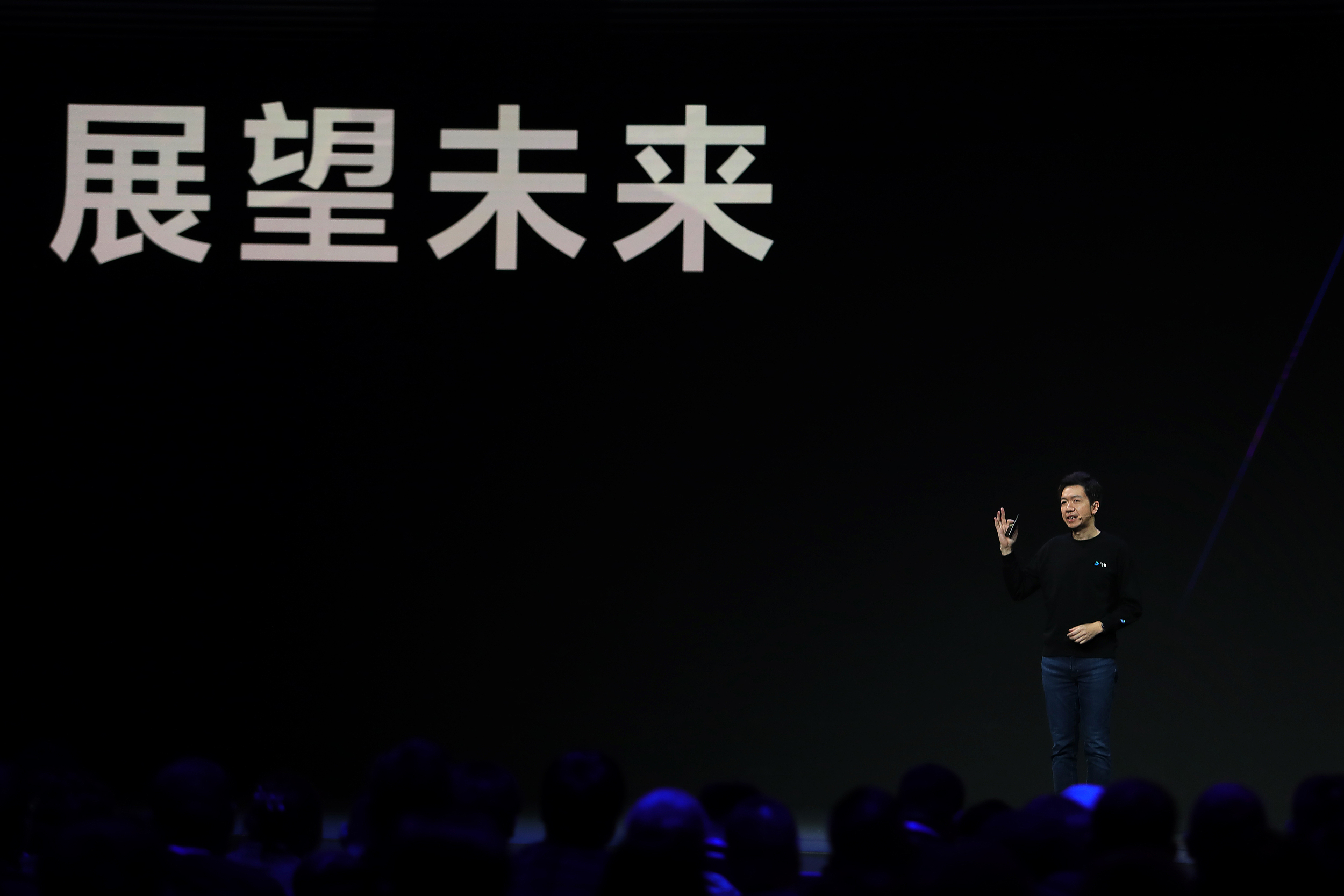 飞书CEO谢欣在未来无限大会发布飞书智能伙伴系列AI产品 在2023秋季飞书未来无限大会上,飞书CEO谢欣介绍飞书智能伙伴等系列AI产品新功能,推动企业从数字化向AI Ready迈进。