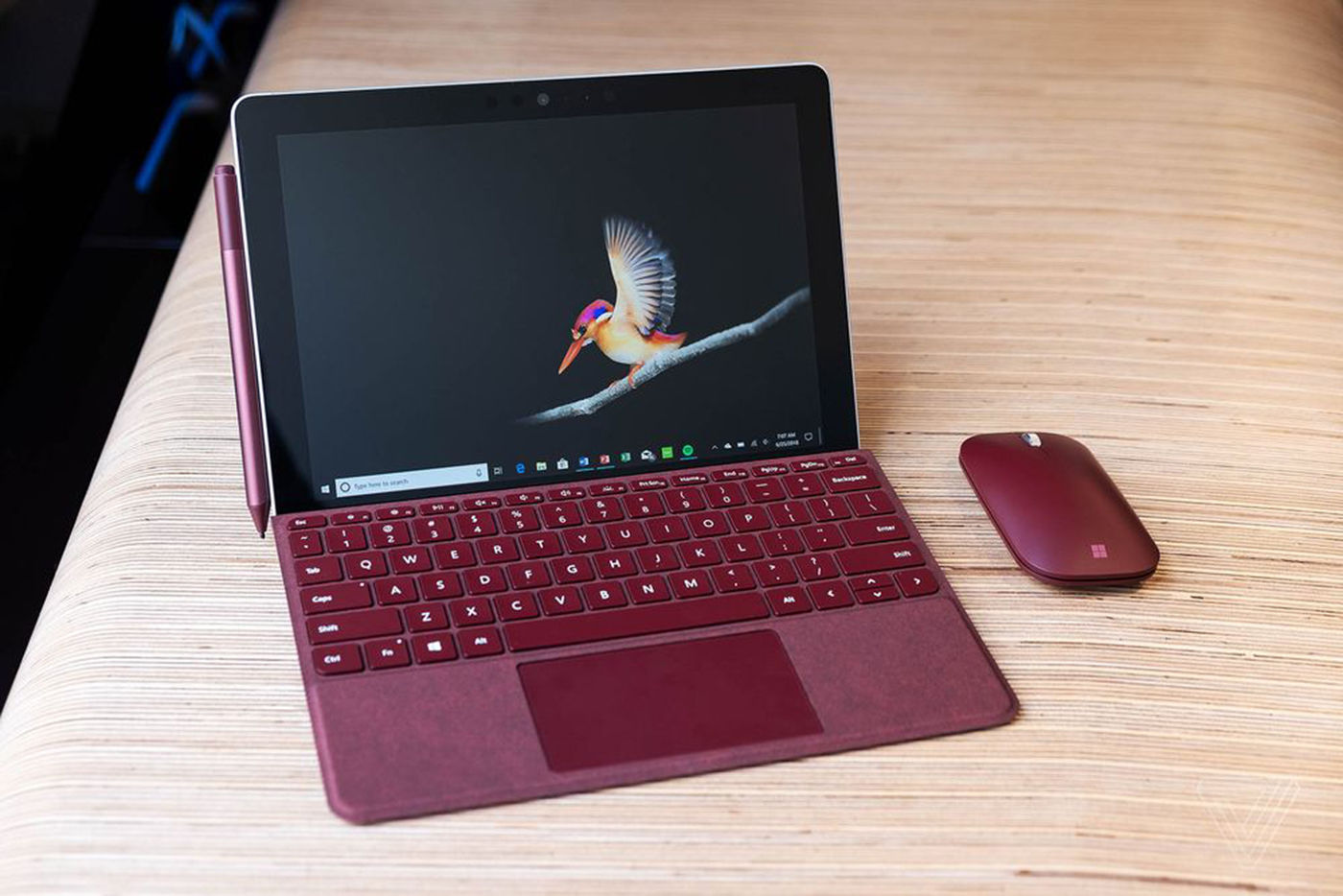 微软发布了Surface Go 新品，但这次它的竞争对手可能并非iPad | 极客公园