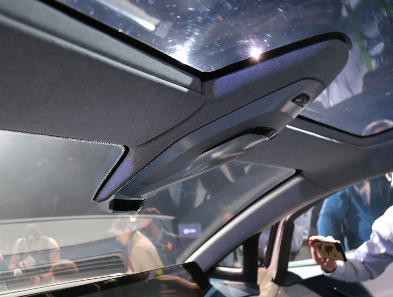 「激进」的电子内饰