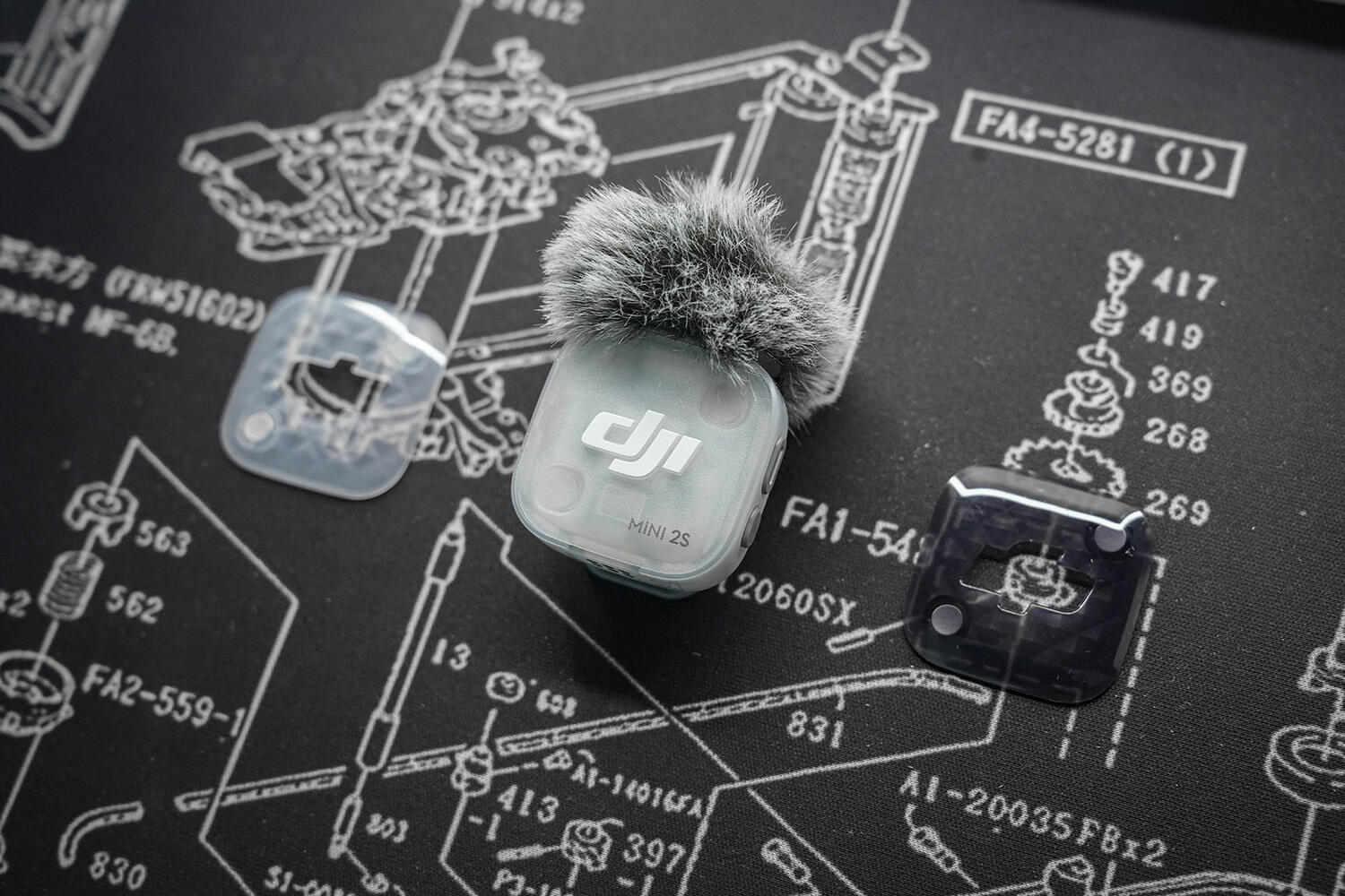 大疆 Mic Mini 2S 迷你无线麦克风产品外观展示，小巧机身解决日常视频录制中声音易翻车的痛点。
