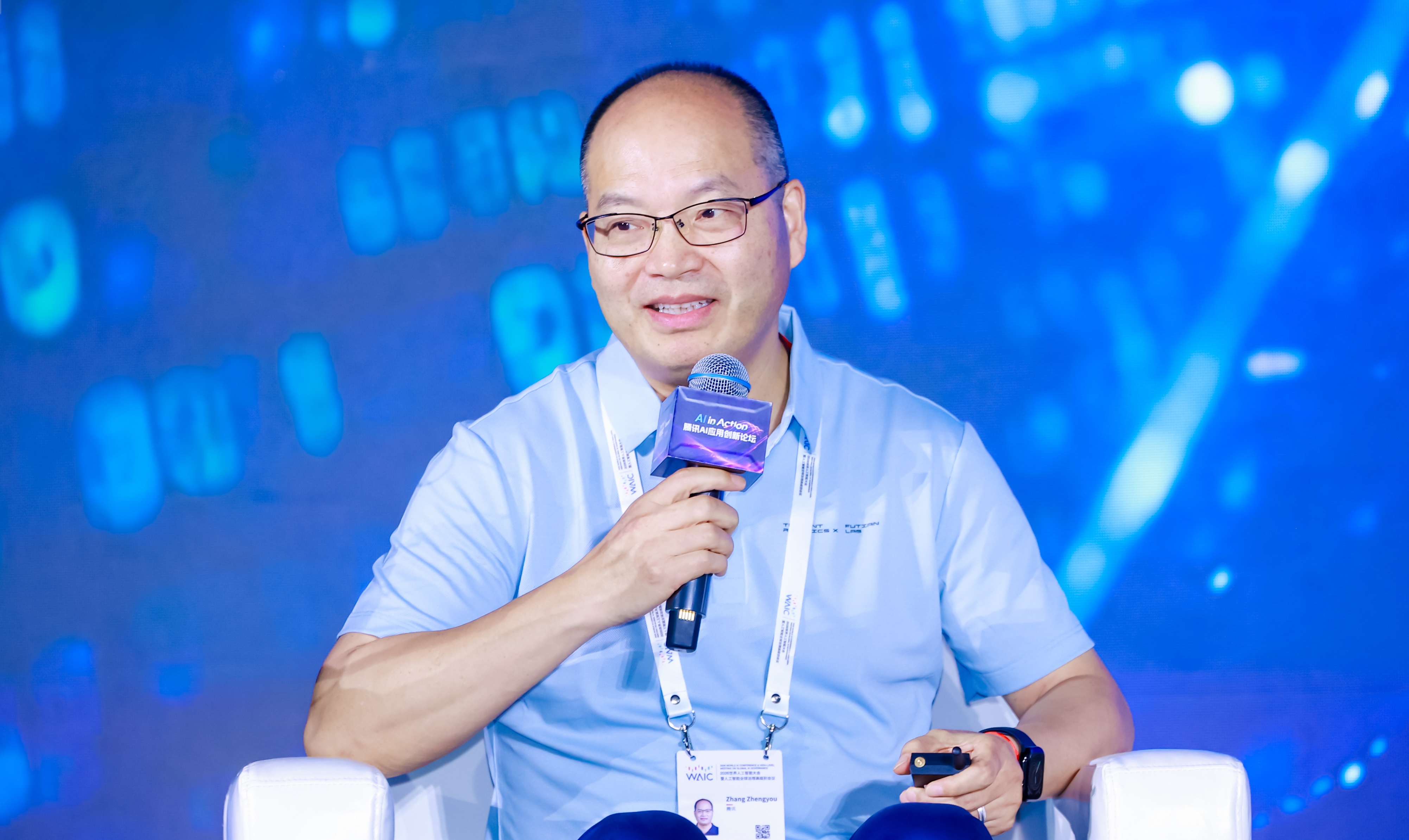 腾讯Robotics X实验室主任张正友发表具身智能演讲 腾讯首席科学家兼Robotics X实验室主任张正友在AI应用创新论坛演讲,将大模型比作需要身体的缸中之脑。