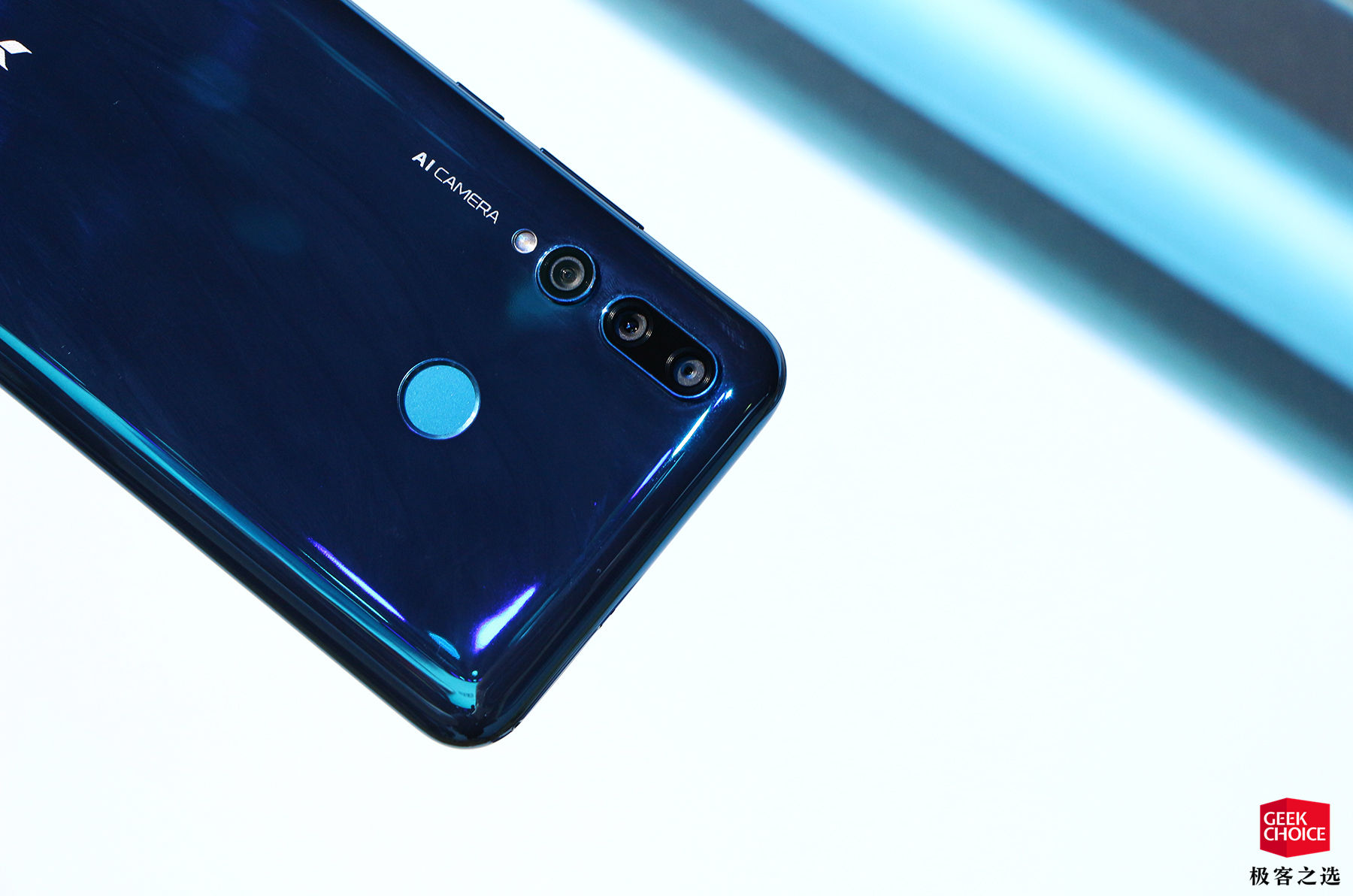 华为麦芒8现场图赏后置三摄珍珠屏1899元起售