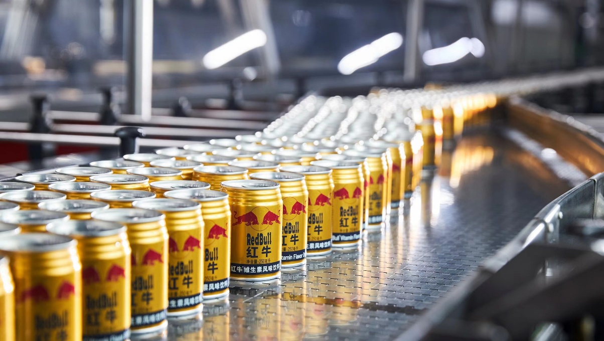 天丝集团红牛饮料生产基地智能化产线，展示工业4.0标准绿色智慧工厂的全自动化生产线和智能制造流程