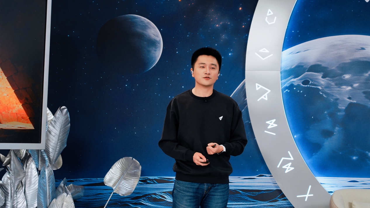 光帆科技创始人董红光在发布会现场介绍光帆AI全感穿戴设备的产品理念与个性化玩法