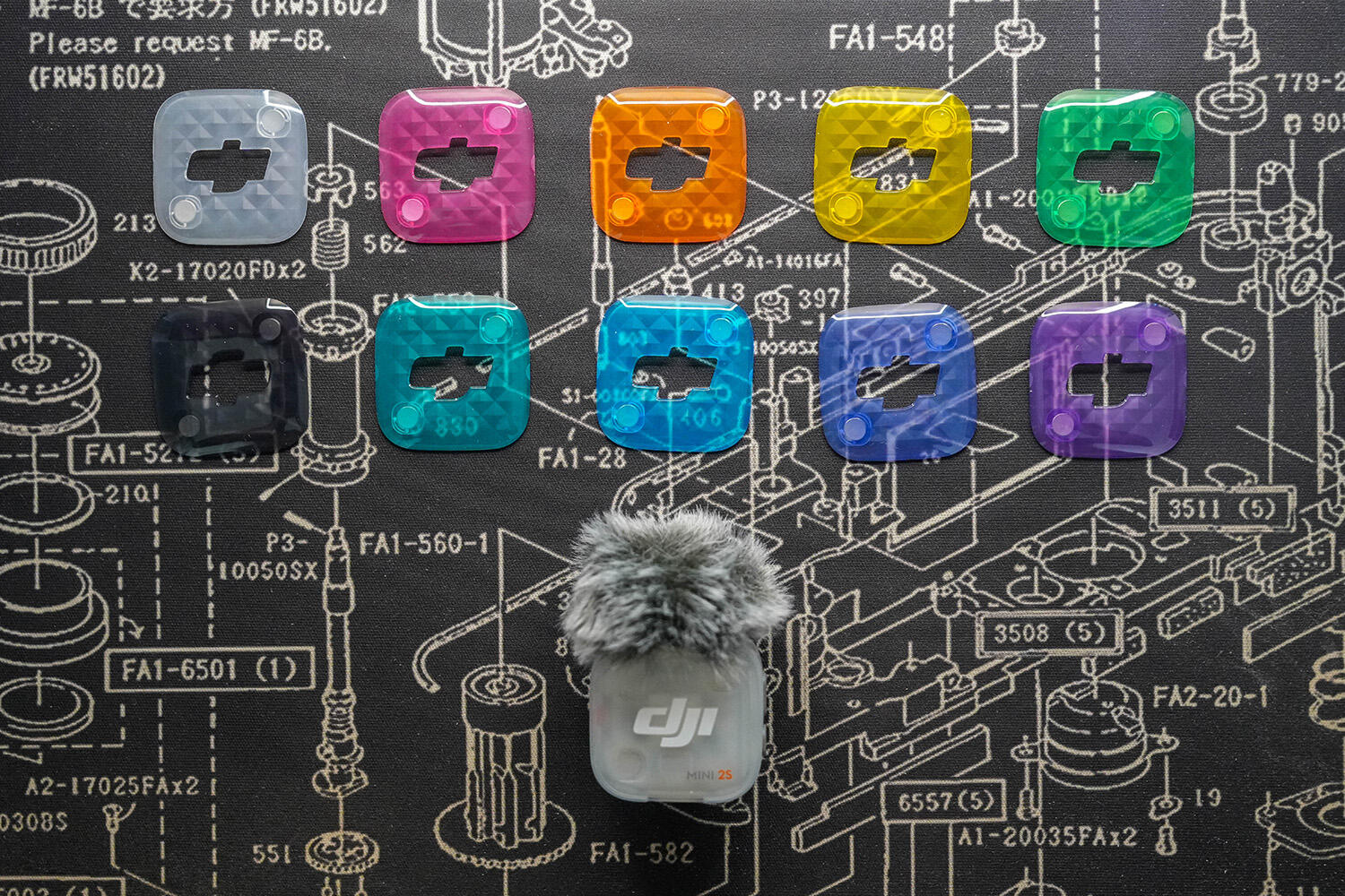 大疆 Mic Mini 2S 的多款彩色磁吸前盖以及艺术家联名款配件展示，体现个性化的潮流外观。