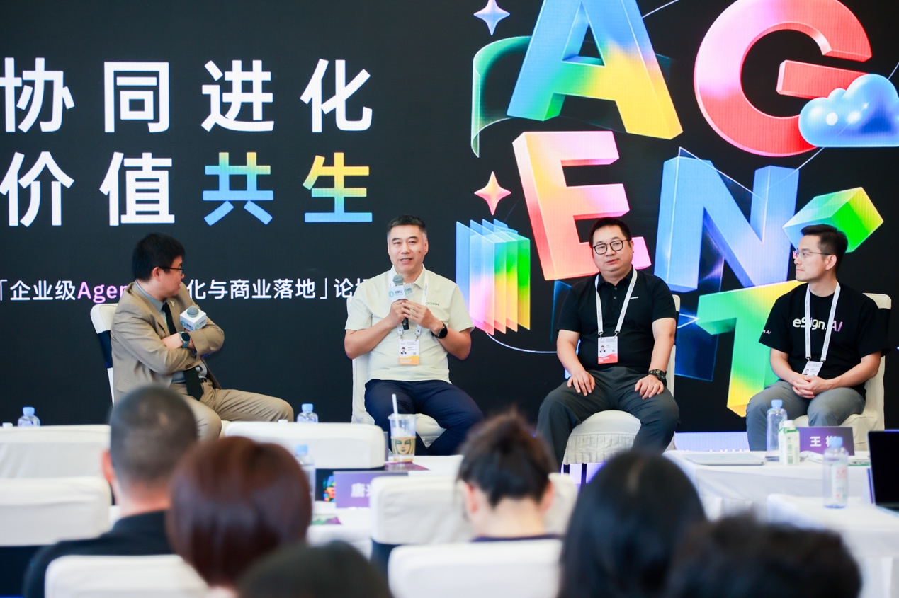 行业领袖巅峰对话:探讨企业级Agent规模化落地 在WAIC 2026容联云论坛的巅峰对话环节,四位行业领袖共同围绕企业级Agent场景渗透、ROI核算及规模化落地等痛点展开探讨。