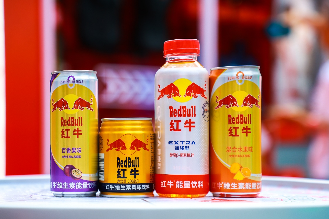 天丝集团在中国市场的多元化红牛产品展示，包括经典金罐红牛维生素风味饮料、0糖果味能量饮料等系列