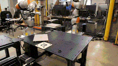 兩台機器人使用感知、力控制和多機器人規劃，來組裝一件簡單的傢俱。圖片來源：Intrinsic 官網 