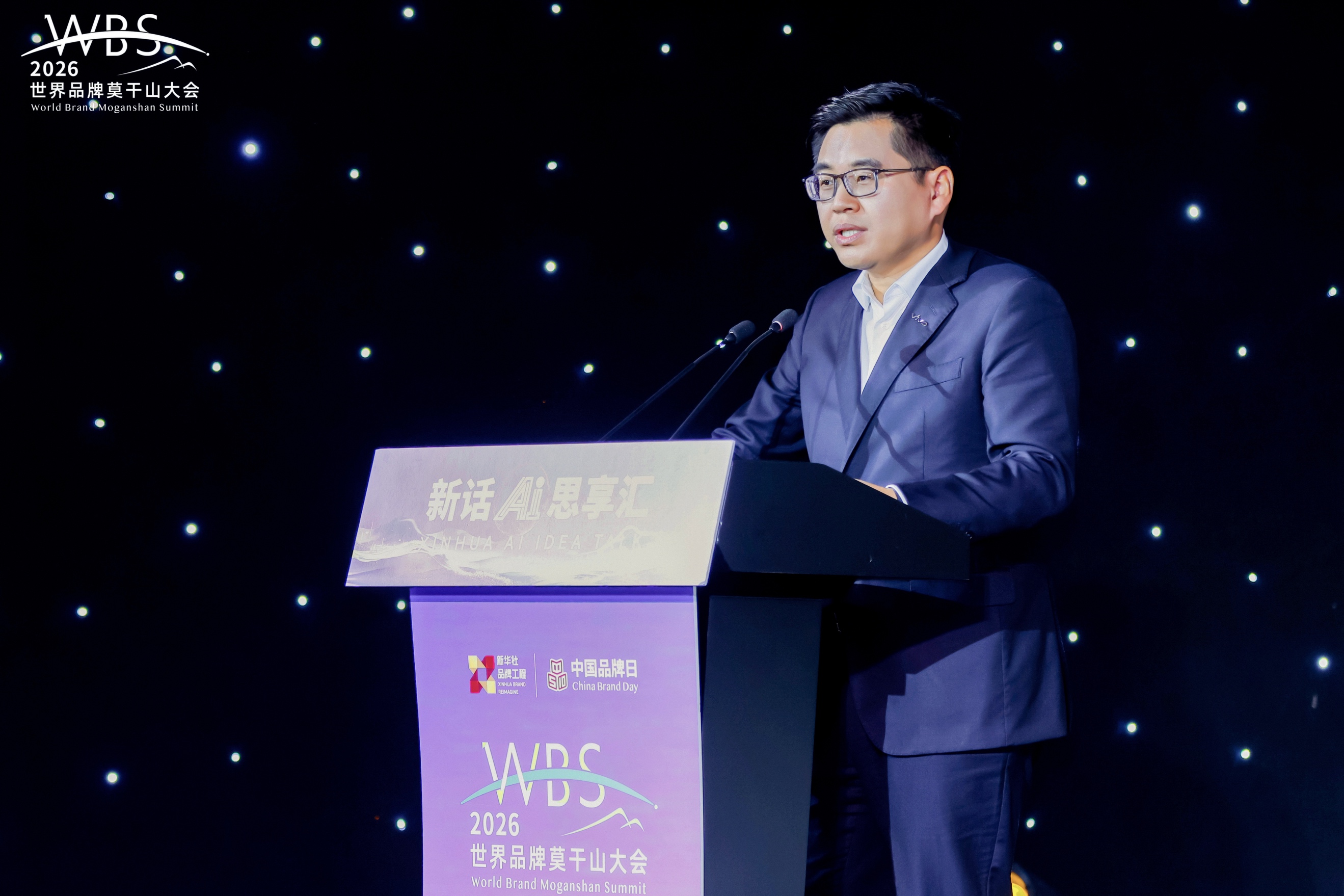vivo 副总裁于猛与新华社副社长刘健等领导出席签约仪式并合影留念