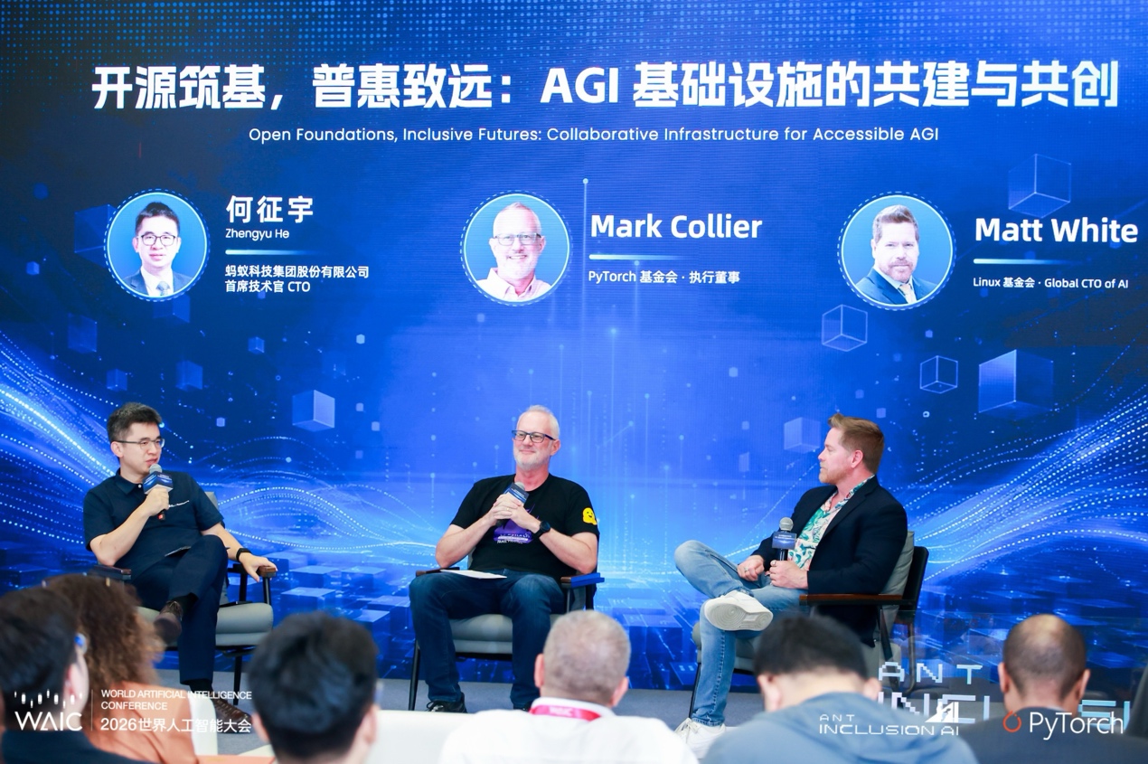 WAIC 2026 AGI 普惠论坛柯理怀主题演讲 WAIC 2026 AGI 普惠实践论坛现场,PyTorch基金会执行董事柯理怀发表主旨演讲,阐述AI行业从模型竞争进入系统竞争阶段。