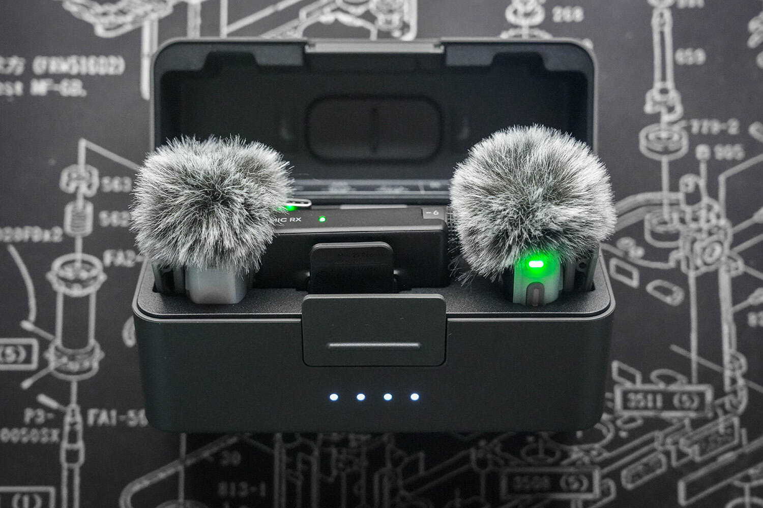 大疆 Mic Mini 2S 麦克风实物特写，支持 32-bit 浮点内录功能，保证突发大声或杂音时素材不爆音。
