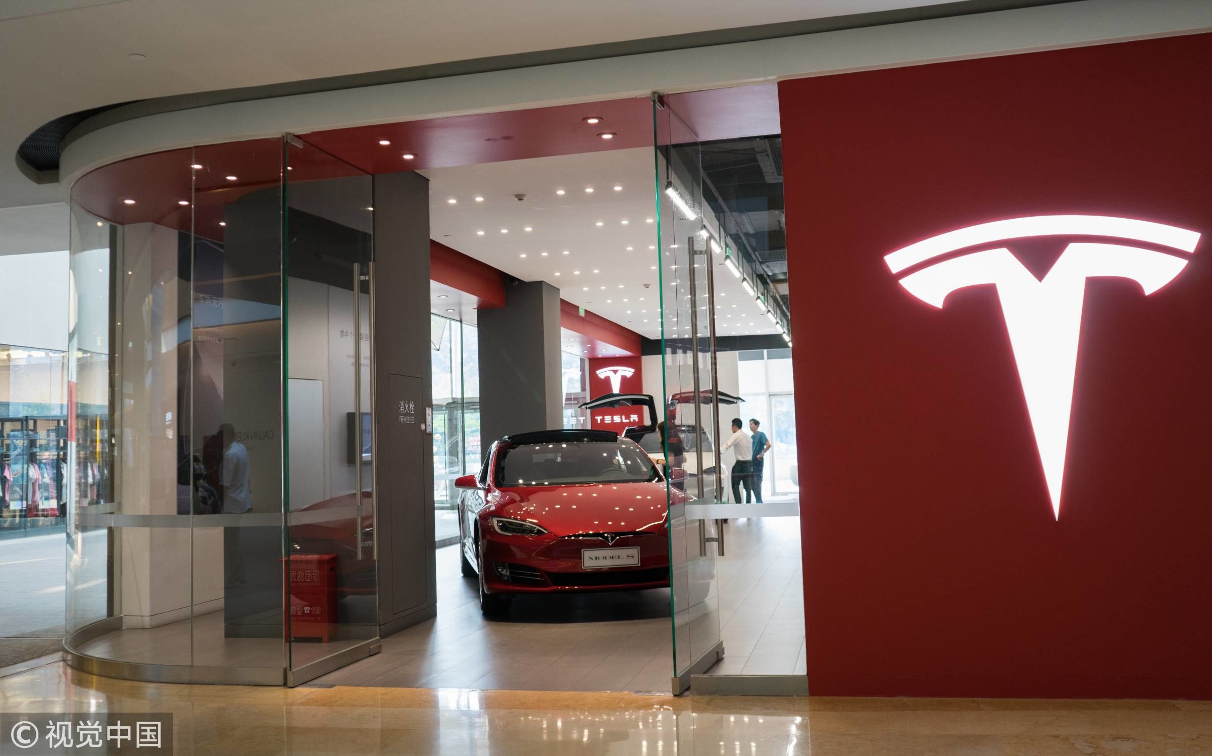 特斯拉的护城河:没有赚「差价」的中间商,可连网升级的系统和粉丝的爱