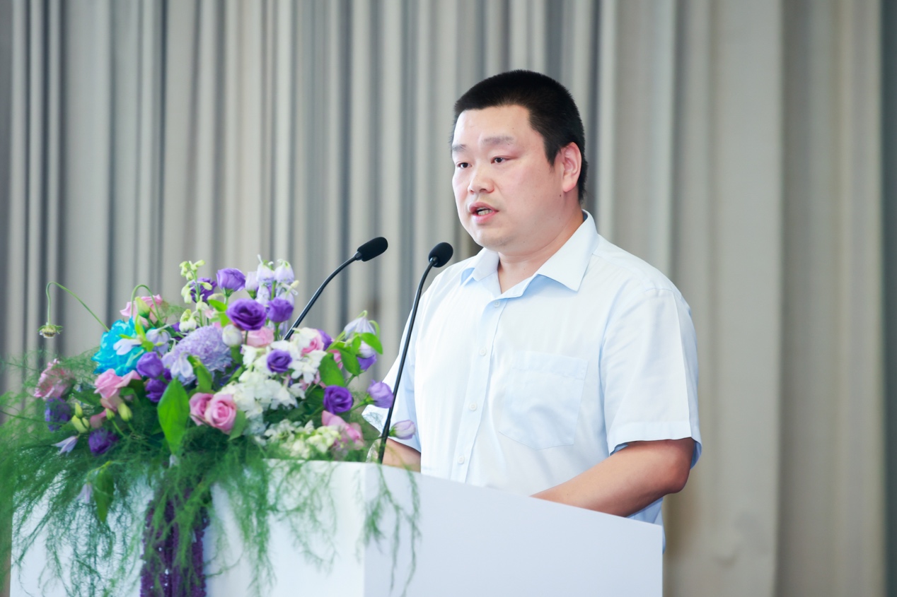 上海农商银行分享金融研发全流程智能化实践 上海农商银行金融科技部副总经理查晓隽现场分享该行研发全流程智能化实践,介绍覆盖八大场景的智能体体系落地经验。