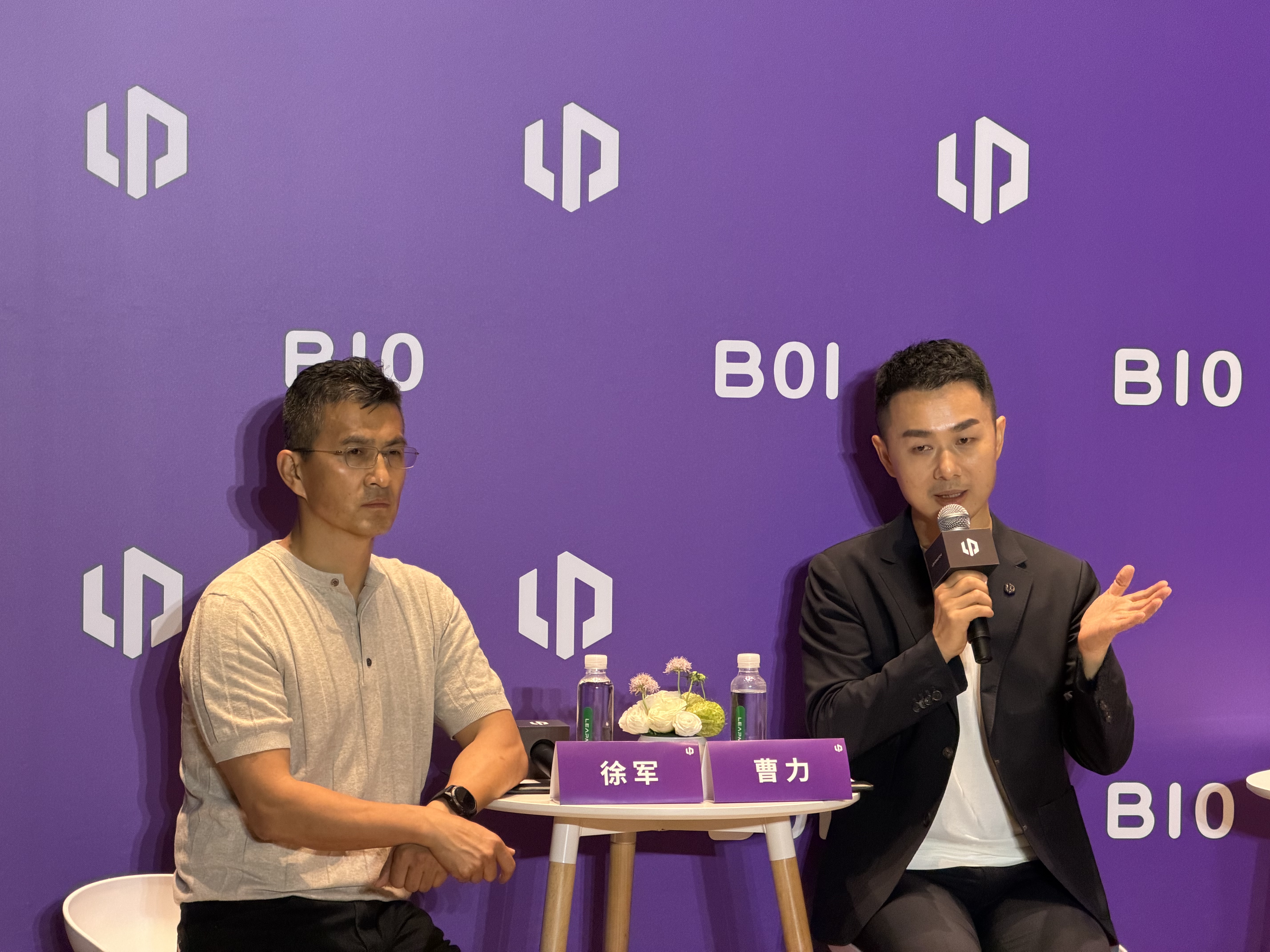 零跑汽车高级副总裁徐军(左)与曹力 零跑汽车高级副总裁徐军(左)与曹力在沟通会现场,介绍零跑汽车海外销量占比及最新战略