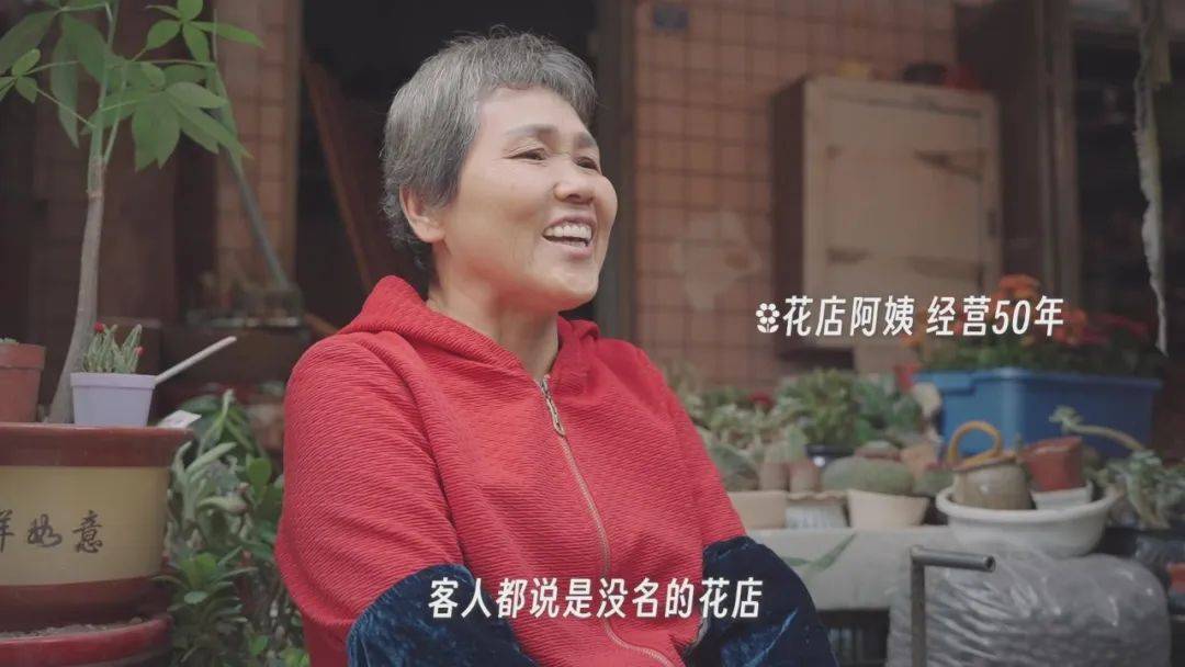 裡,分佈著很多便民小店,服務於村民的理髮,修鞋子,縫補衣服,配鑰匙,彈