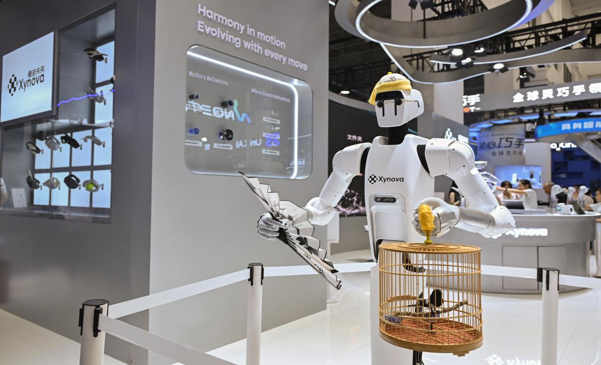 2026WRC世界机器人大会曦诺未来展台现场，Pebble机器人搭载灵巧手进行高难度动态演示