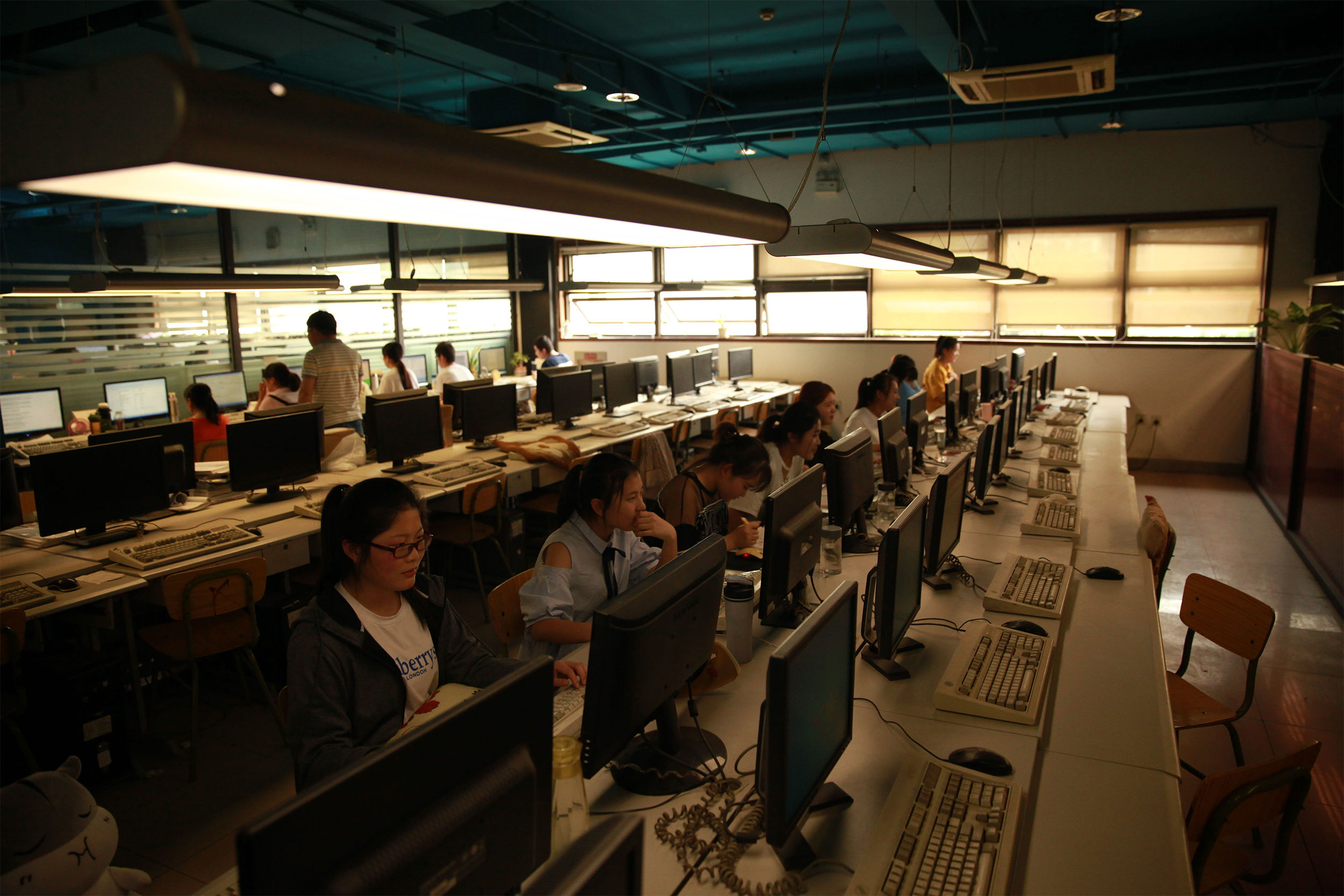 科技公司越来越好,这群参与创造的人却在变成「工具」