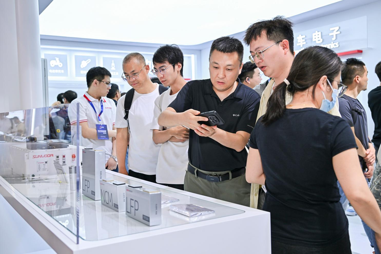 欣旺达船用电池双轨制解决方案展示：314Ah能量型电芯与268Ah功率型电芯组成的磷酸铁锂电池包产品