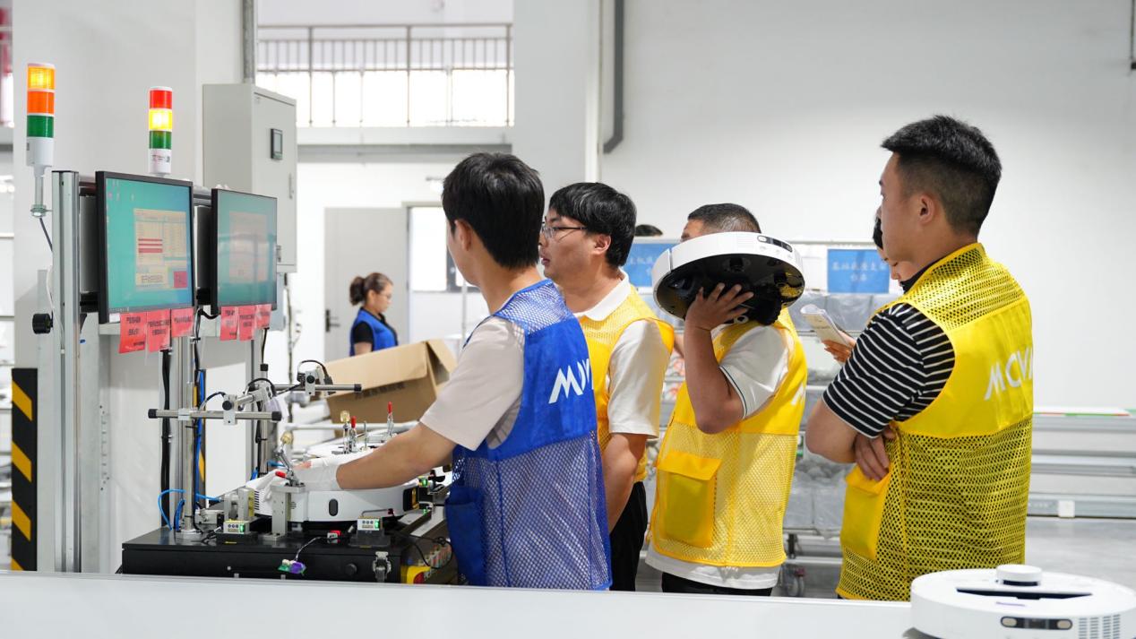 MOVA 宜宾智能制造基地自动化产线运行实况，依托成渝交通与中欧班列高效全球交付