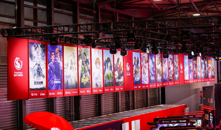 2026 ChinaJoy 骁龙主题馆展区现场盛况 2026 ChinaJoy 盛大开幕,高通打造的超千平米骁龙主题馆展区现场,集中展示多款搭载骁龙芯片的移动游戏设备与前沿技术。
