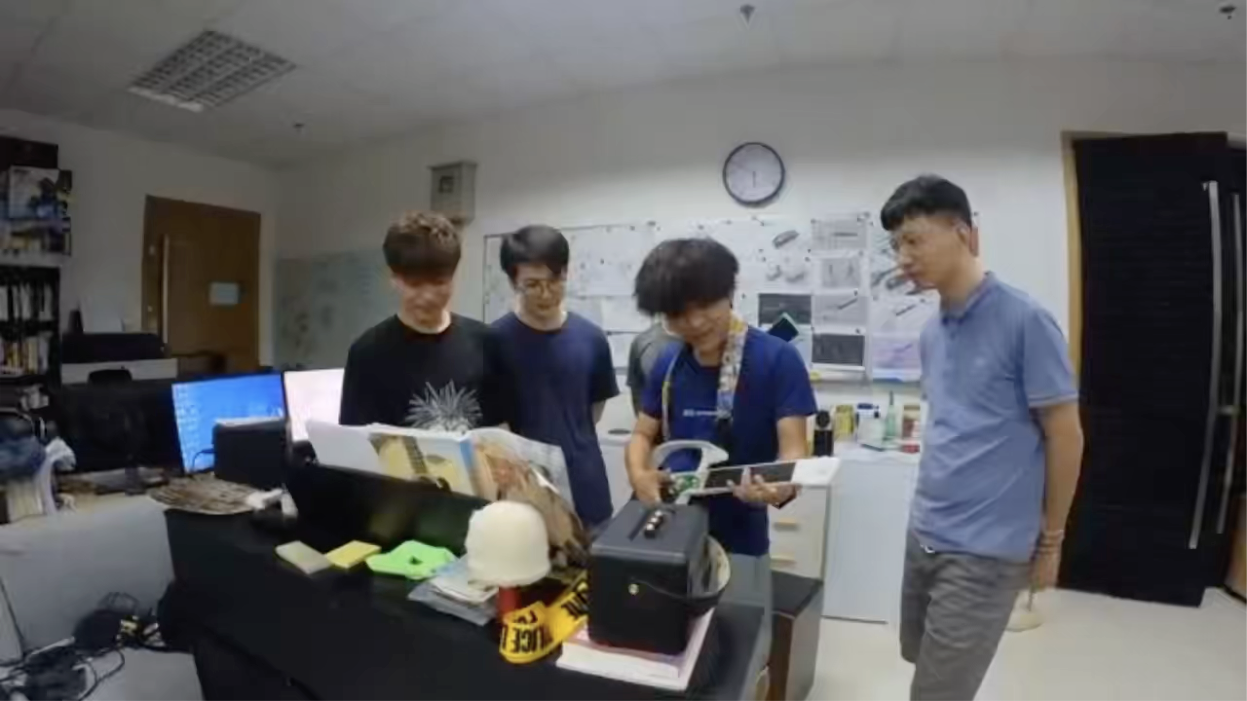用户在户外演出测试中体验 LiberLive 无弦吉他，因快速上手与即时弹唱反馈而兴奋尖叫