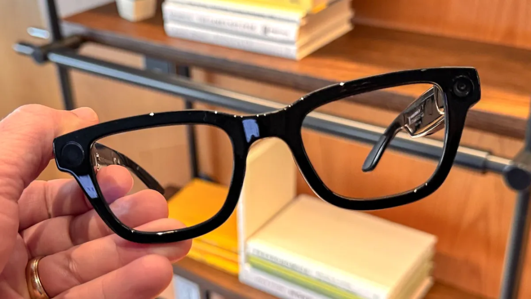 Google 又一次发布了 Google Glass ，这次想帮你把 Gemini 与 Nano Banana 戴在头上