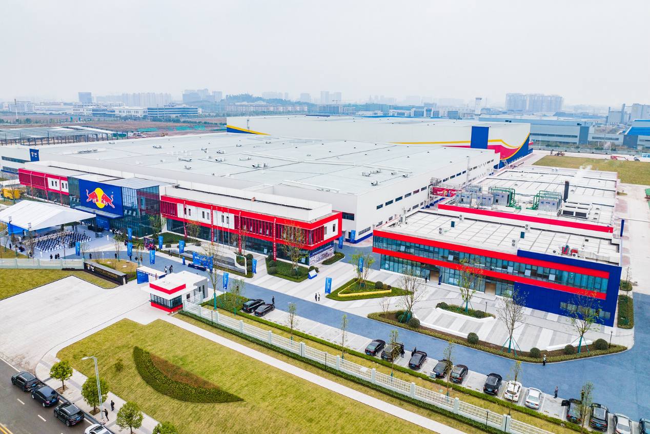 智能化天丝集团红牛饮料(四川)生产基地外景 天丝集团位于四川内江的智能化红牛饮料生产基地,作为川泰经贸合作典范和西部供应链网络的核心枢纽。