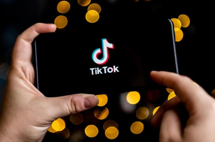 长城汽车实名举报比亚迪；TikTok 测试 AI 聊天机器人；视频号小范围内测本地生活业务