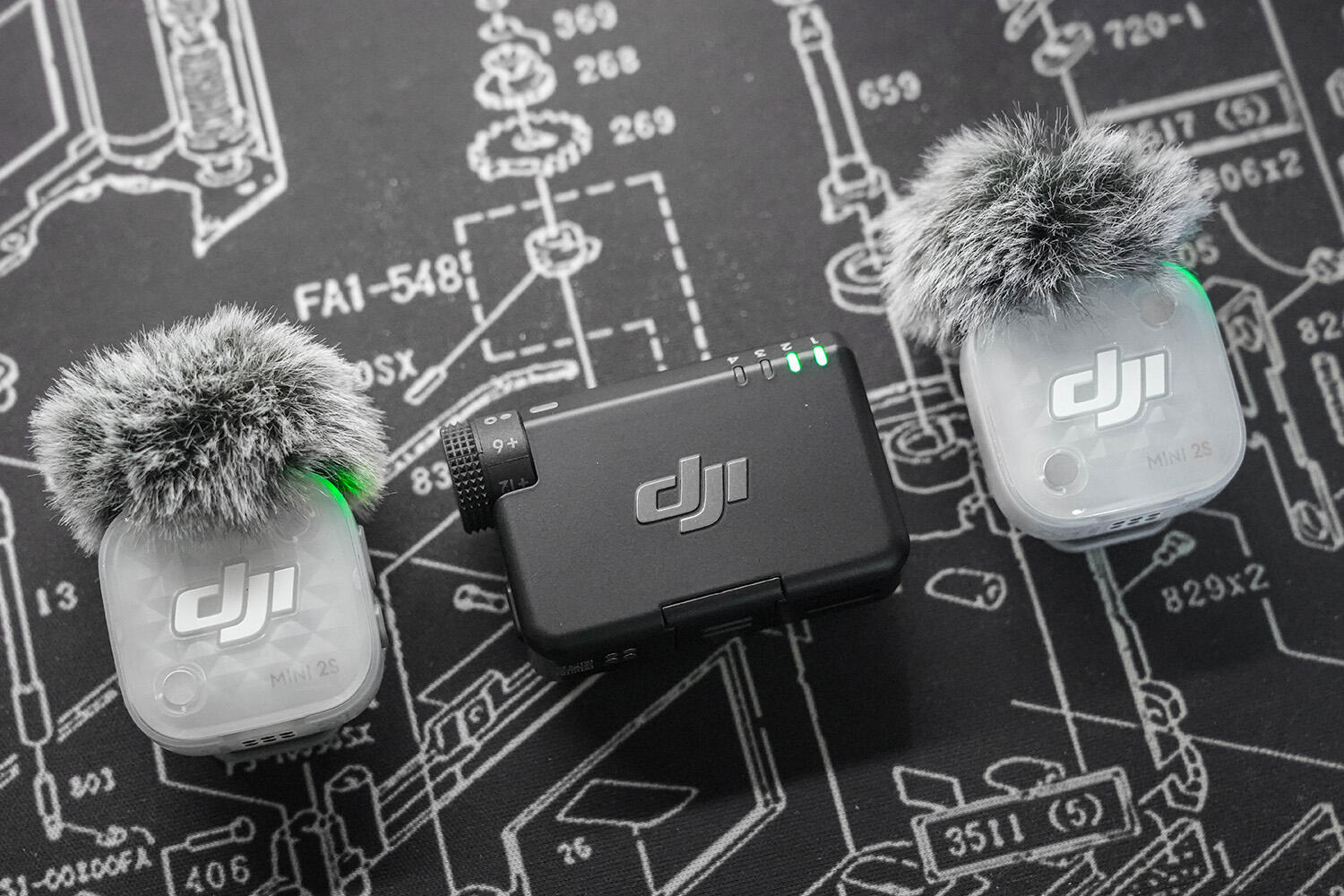 大疆 Mic Mini 2S 一拖四多轨收音方案，一个接收器可同时挂载四个发射器，适合多人对谈和访谈。